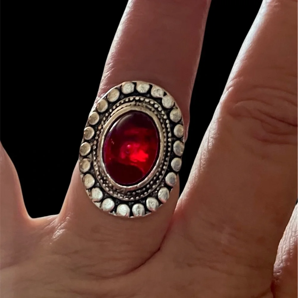🔥2/$24 or 3/$30🔥 Elegant Red Stone Silver Ring - Picture 2 of 5